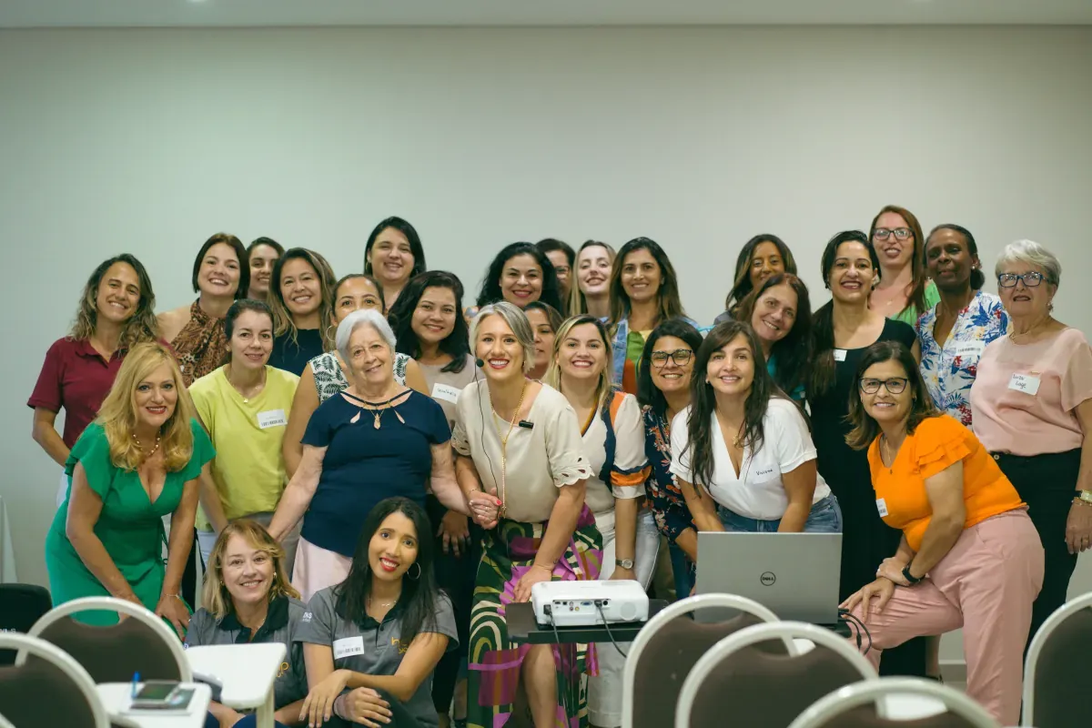 Gilmara Canestri em encontro com a comunidade